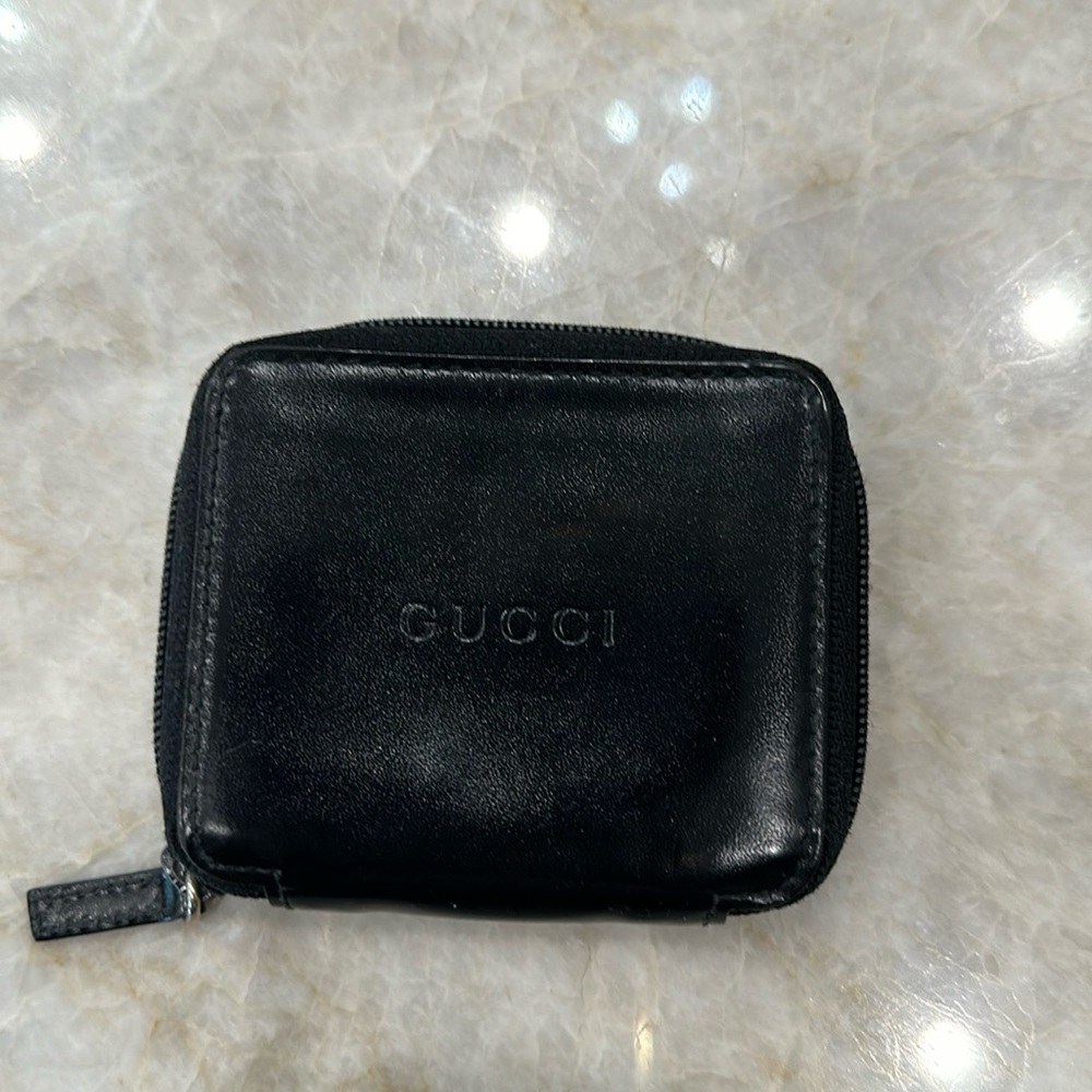 Preloved, in good condition Gucci calfskin leather black zipped coin purse